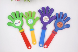 Vue détaillée des mains de applaudissement en plastique coloré avec logo personnalisé