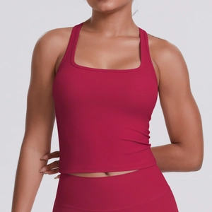 Gros plan du débardeur de yoga rouge rose avec dos nageur et tissu brossé de qualité