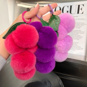 Porte-clés raisin en fourrure de lapin fuchsia et violet avec feuilles en cuir