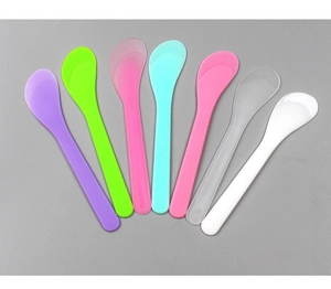 Flat spoon head detail of 7-color plastic facial mask spatulas for skin care products