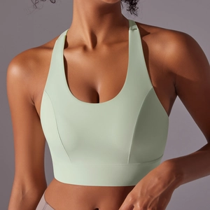Détail du soutien-gorge de sport vert menthe à fort impact avec bretelles larges et col en U