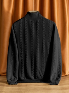 Dettaglio ravvicinato della maglia a trecce nera con cuciture di alta qualità e trama fine