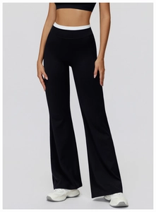 Détail d'un pantalon de sport évasé noir taille haute avec taille blanche contrastée