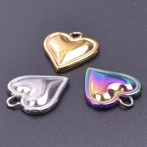Detailansicht von herzförmigen DIY-Anhängern in Gold, Silber und Regenbogenfarben
