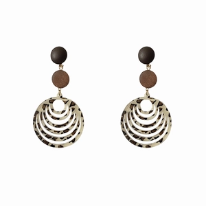 Three-tier leopard print drop earrings with resin wood-effect and round geometric pendants