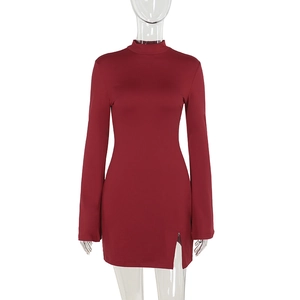 Vue détaillée de la robe mini rouge à col haut montrant la coupe ajustée et la fente