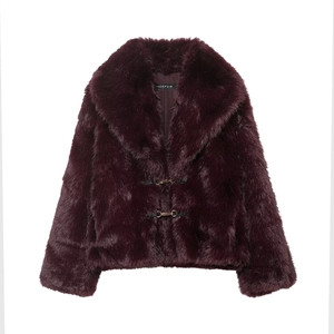 Cappotto corto da donna in ecopelliccia bordeaux con collo a revers e fibbie dorate