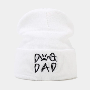 Detailansicht der weißen Strickmütze mit Dog Dad Text und Pfotenabdruck-Stickerei