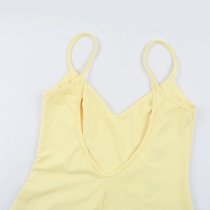 Détail de la robe dos nu jaune clair avec de fines bretelles et une coupe en U profonde