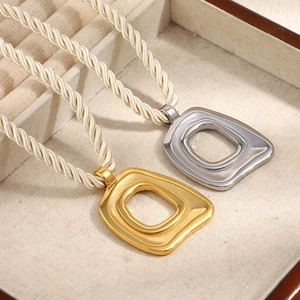 Halsketten mit quadratischem Hohl-Anhänger in 18K Gold und Silber mit Kordelkette