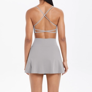 Détail arrière du soutien-gorge de sport à bretelles croisées et jupe plissée gris foncé