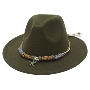 Dettaglio di cappello fedora verde oliva con fascia intrecciata e ciondolo a forma di stella