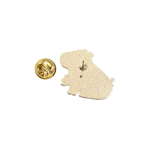 Détail de l'arrière du pin's capybara doré avec fermoir papillon en métal robuste