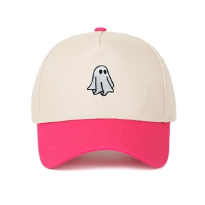 Detail der Geisterstickerei auf der beige-rosa zweifarbigen Baseballkappe