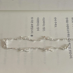 Minimalist S925 sterling silver bow knot bracelet featuring a wavy link chain design
