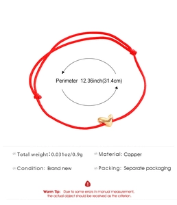 Détail du bracelet cœur tressé rouge avec étiquettes de taille et fermoir réglable