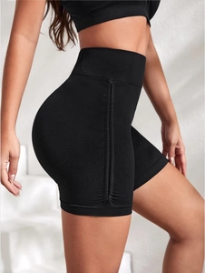 Detailansicht der nahtlosen High-Waist-Yoga-Shorts mit Push-up-Effekt und feiner Textur