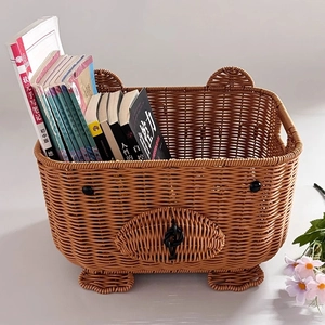 Dettaglio del cesto in rattan a forma di orso con trama fitta e interno capiente