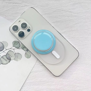 Dettaglio di un supporto circolare MagSafe blu fissato su uno smartphone bianco