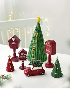 Mini sapin de Noël en résine et figurines de boîte aux lettres rouge sur neige
