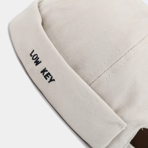 Bonnet miki beige en sergé de coton avec broderie LOW KEY noire au style rétro