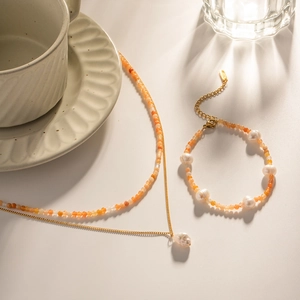 Details des 18K Gold Barockperlen-Set mit Halskette, Armband und orangefarbenen Perlen