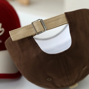 Berretto da baseball regolabile per bambini con fibbia in metallo e design bicolore