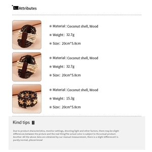 Vue détaillée de bracelets multicouches en perles de bois et coco avec motifs floraux