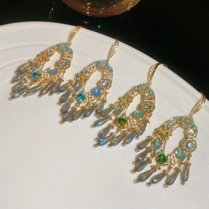 Dettaglio di orecchini barocchi vintage con zirconi e nappe di gocce di cristallo