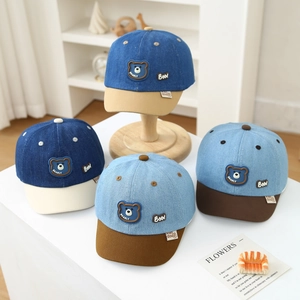 Kinder-Baseballkappe aus Denim mit Bärenstickerei in Blau- und Beige-Kombinationen