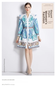 Détail d'une robe imprimé Paisley à col en V avec des motifs bohèmes et taille haute