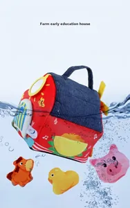 Casetta della fattoria in peluche lavabile con colori resistenti e dettagli in tessuto