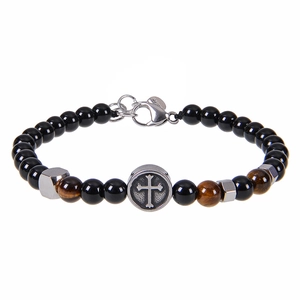Detalle de la pulsera de cuentas con ónix, ojo de tigre y colgante de cruz de plata