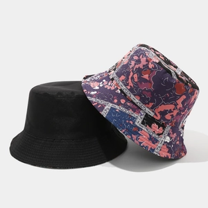 Dettaglio del cappello da pescatore reversibile con lato nero e stampa floreale vivace