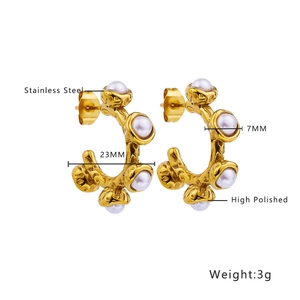 Polished gold stainless steel earrings with 23mm outer diameter and 7mm pearl detail