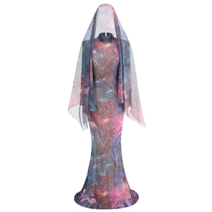 Détail du tissu en maille à imprimé galaxie et voile assorti pour la robe longue moulante