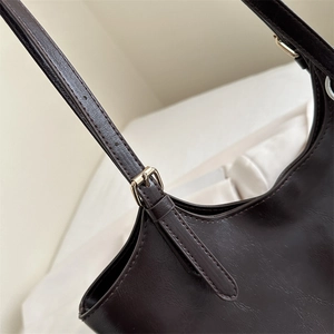 Dunkelbraune Leder-Tote-Bag mit verstellbarer Schnalle und hochwertiger Nahtführung