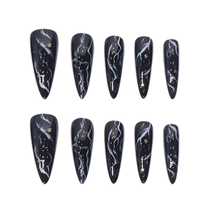 Faux ongles stiletto longs avec motif marbre noir et paillettes dorées brillantes