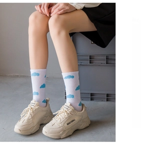 Blue cloud print white mid-tube cotton socks, casual streetwear sports skate socks for pairs.