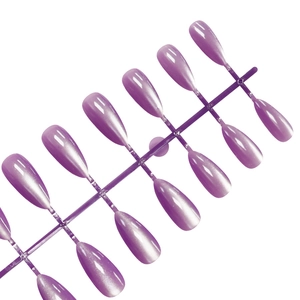 Unghie finte corte viola occhio di gatto con riflessi magnetici su supporto in plastica