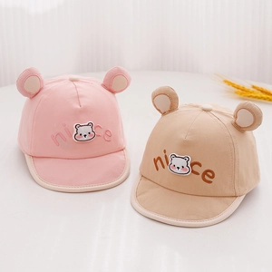 Detailansicht der Babykappen in Rosa und Beige mit Bärenstickerei und 3D-Ohren