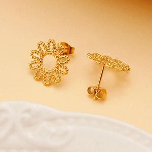 Detail of 18K gold-plated stainless steel sunflower earrings with twisted rope texture