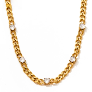 Détail du collier à maillons cubains dorés orné de cinq pierres de zircon circulaires