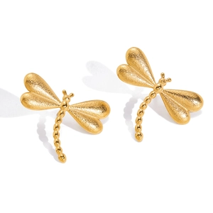 Boucles d'oreilles libellule dorées en acier inoxydable avec ailes texturées et fini poli