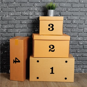 Détail de quatre tailles de boîtes de rangement empilables en carton ondulé avec numéros