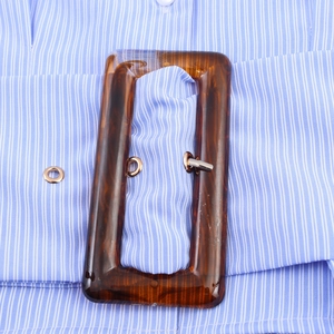 Short-cut lapel shirt with blue-white stripes and large tortoiseshell resin buckle waist belt