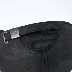 Dettaglio della fibbia in metallo su cappello da baseball camo con tessuto di qualità