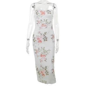 Eng anliegendes Midi-Trägerkleid mit Blumenmuster in Weiß und Rosa für den Sommer