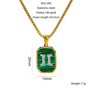 Vue détaillée du collier zodiaque en acier plaqué or 18k avec dimensions indiquées