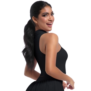 Détail du haut de yoga sans manches noir ajusté avec tissu extensible et col à revers
